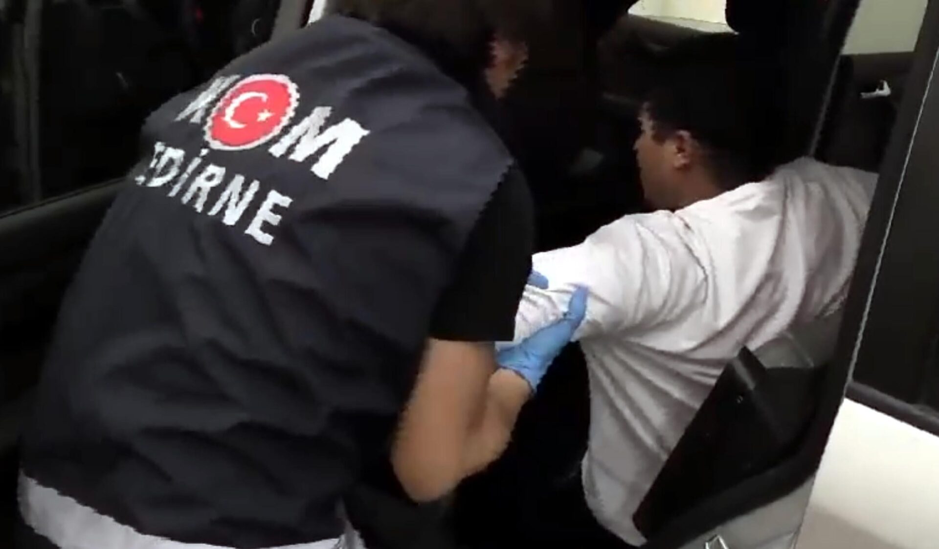 Kapıkule’de otomobilin koltuğunun altında 2 kaçak göçmen yakalandı Kapıkule’de otomobilin koltuğunun altında 2 kaçak göçmen yakalandı