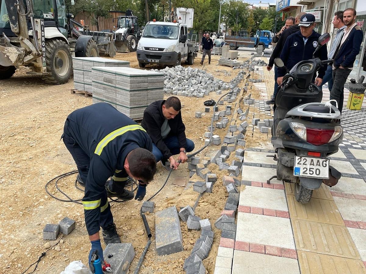 Keşan’da düzenleme yapılan caddede kablolar çalındı, parke taşları tahrip edildi Keşan’da düzenleme yapılan caddede kablolar çalındı, parke taşları tahrip edildi