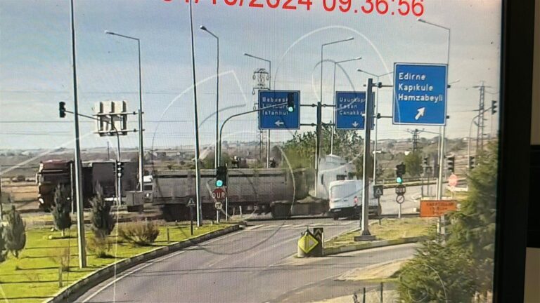 Kırmızıda geçen TIR’ın çarptığı minibüsün sürücüsü yaralandı; kaza kamerada