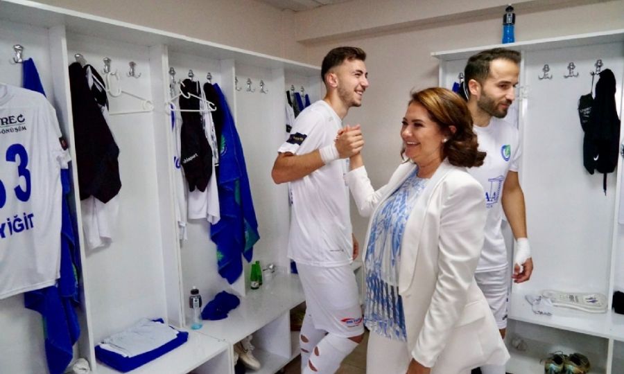 Müge Başkanımız Takımımızı Yalnız Bırakmadı Müge Başkanımız Takımımızı Yalnız Bırakmadı