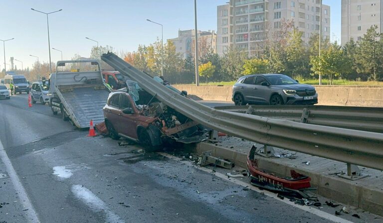 Sürücü, bariyerin altına giren otomobilden yara almadan çıktı