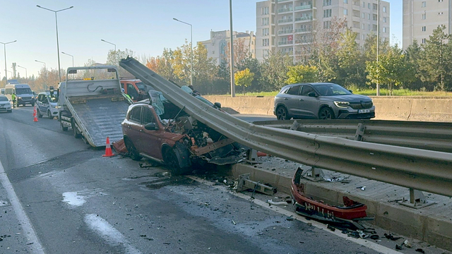Bariyere Ok Gibi Saplandı: Yara Almadan Kurtuldu