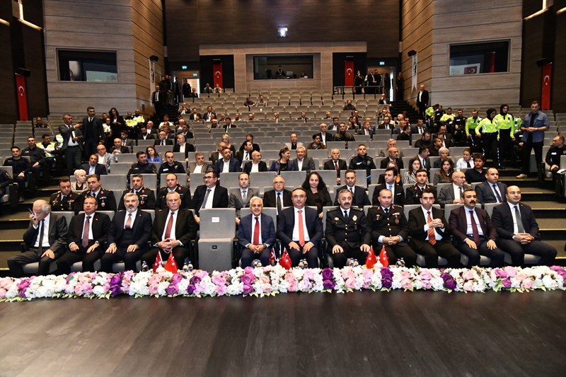 Vali Soytürk Araç Bağış Kampanyasına Katılan Hayırseverlere “Teşekkür Belgesi” Taktim Etti Vali Soytürk Araç Bağış Kampanyasına Katılan Hayırseverlere “Teşekkür Belgesi” Taktim Etti