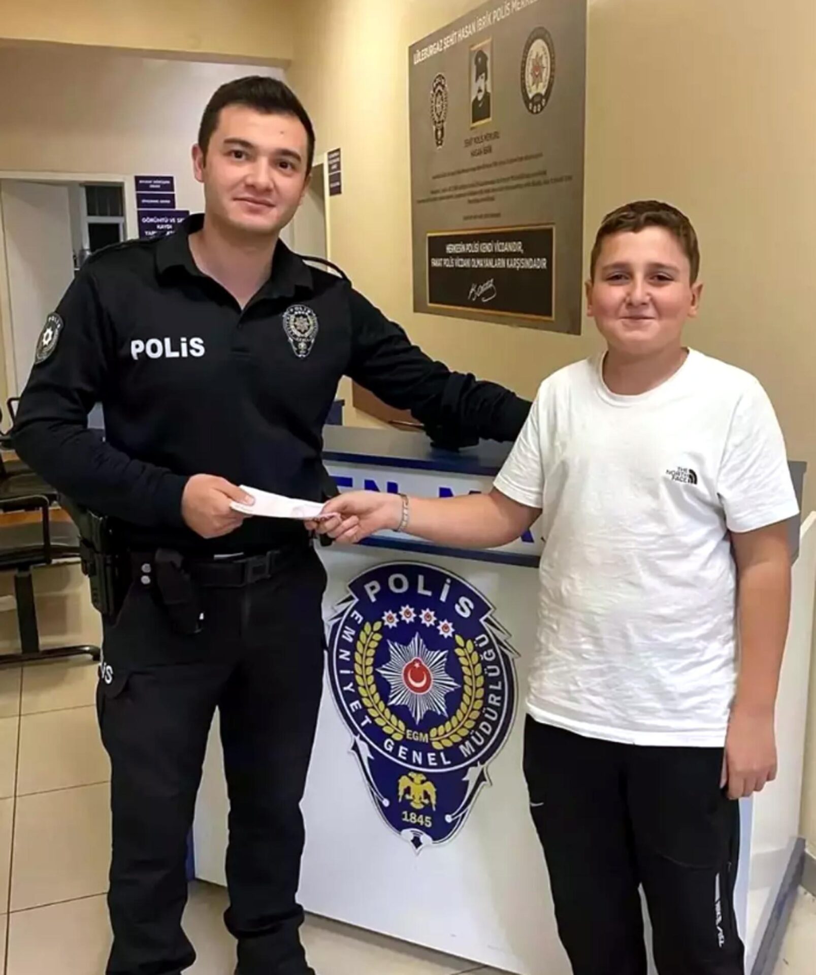ATM’de bulduğu parayı polise teslim etti ATM’de bulduğu parayı polise teslim etti