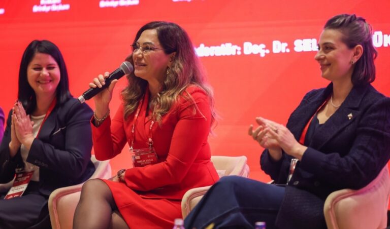 CANDAN BAŞKAN YEREL EŞİTLİK ÇALIŞTAYI’NDA KONUŞTU: “KADININ OLDUĞU YERDE UMUT OLUR.”