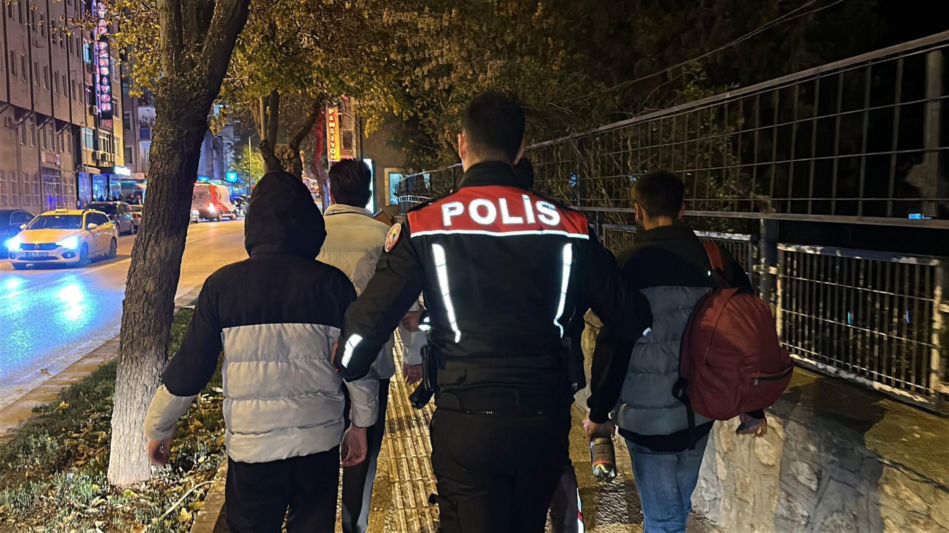 Edirne’de 17 kaçak göçmen ile 1 FETÖ şüphelisi yakalandı Edirne’de 17 kaçak göçmen ile 1 FETÖ şüphelisi yakalandı