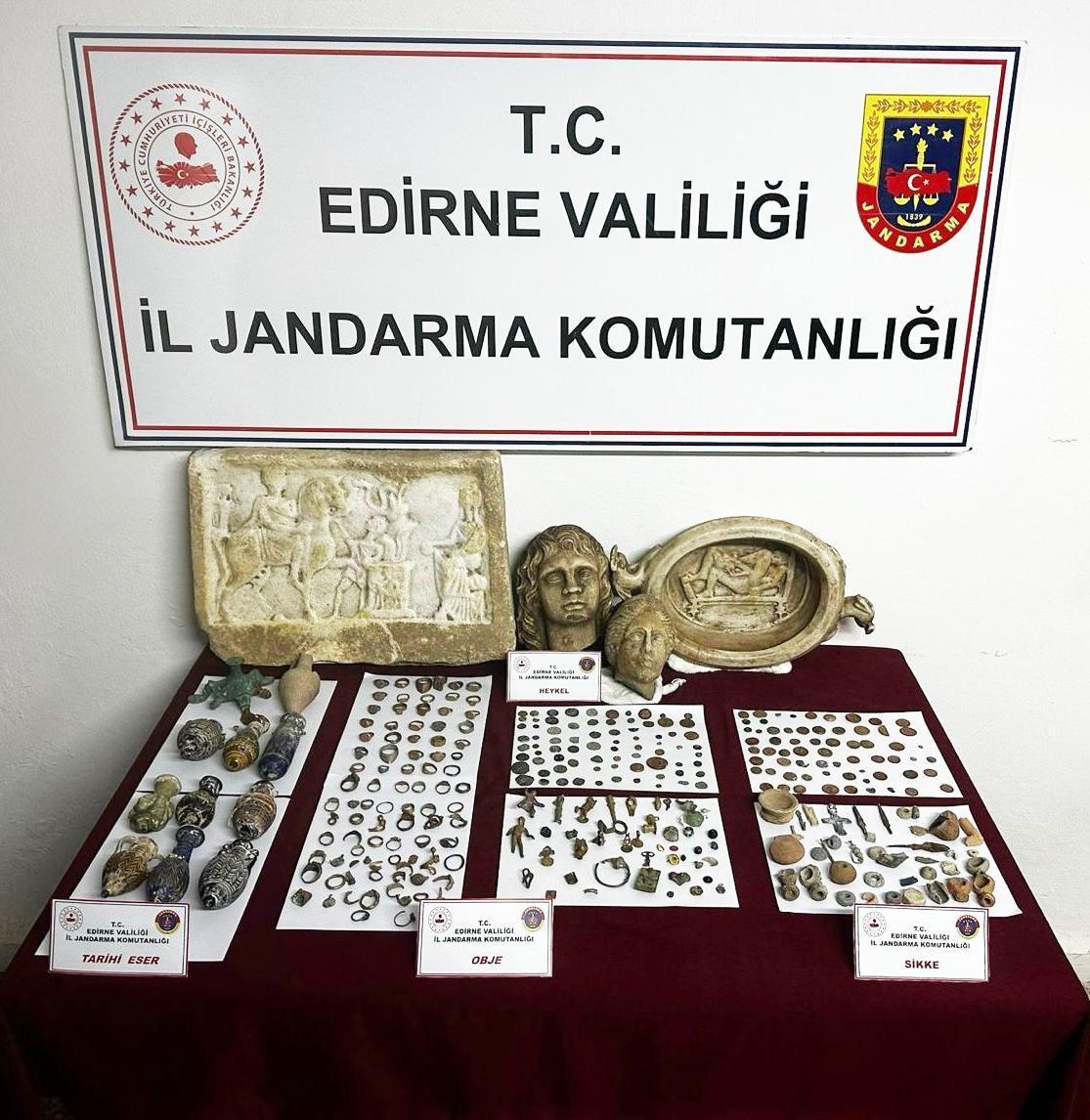 Edirne’de 2 araçta 355 tarihi eser ele geçirildi; 2 gözaltı Edirne’de 2 araçta 355 tarihi eser ele geçirildi; 2 gözaltı