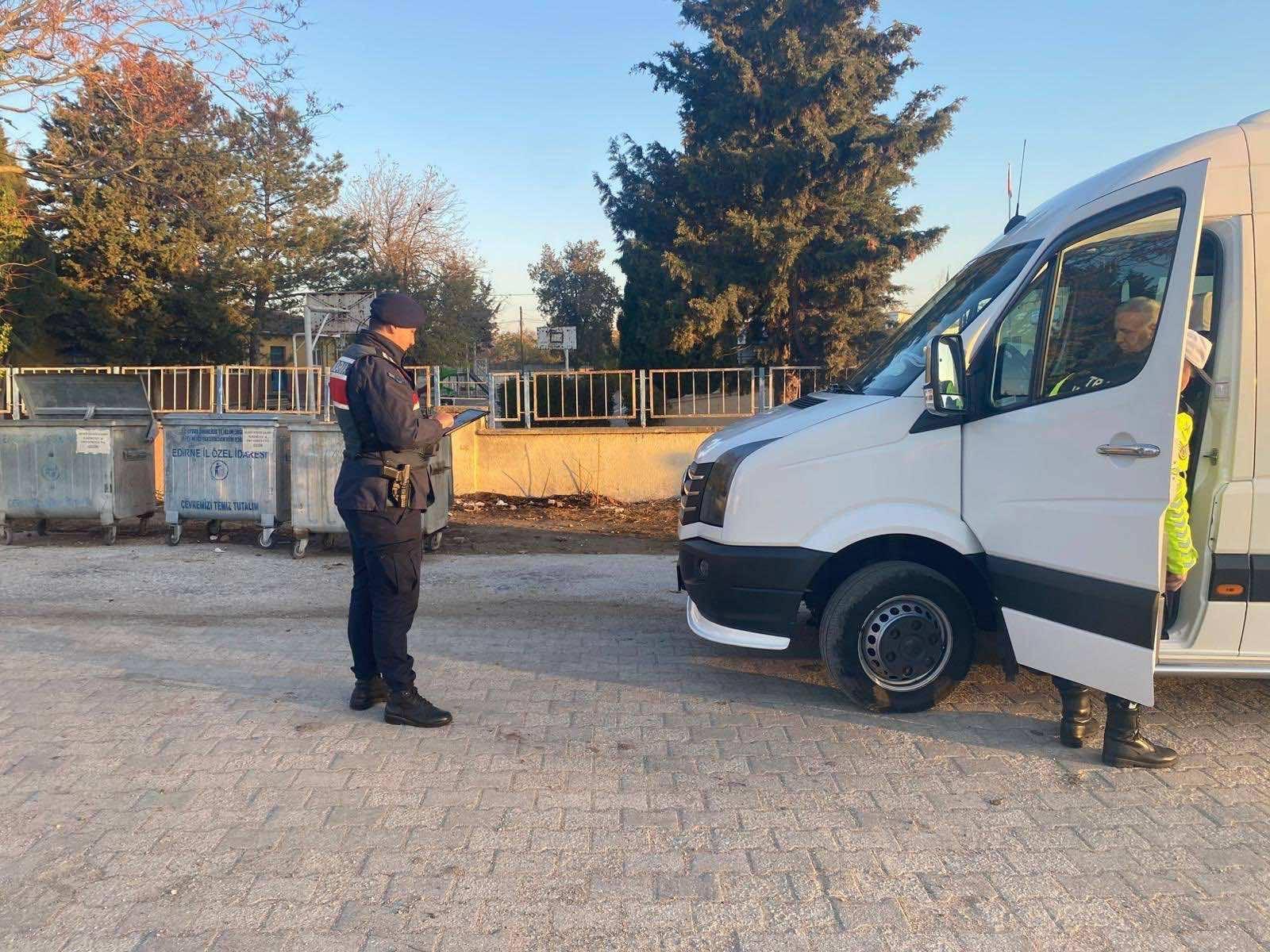 Edirne’de 46 öğrenci servisi denetlendi, 2 sürücüye ceza uygulandı Edirne’de 46 öğrenci servisi denetlendi, 2 sürücüye ceza uygulandı