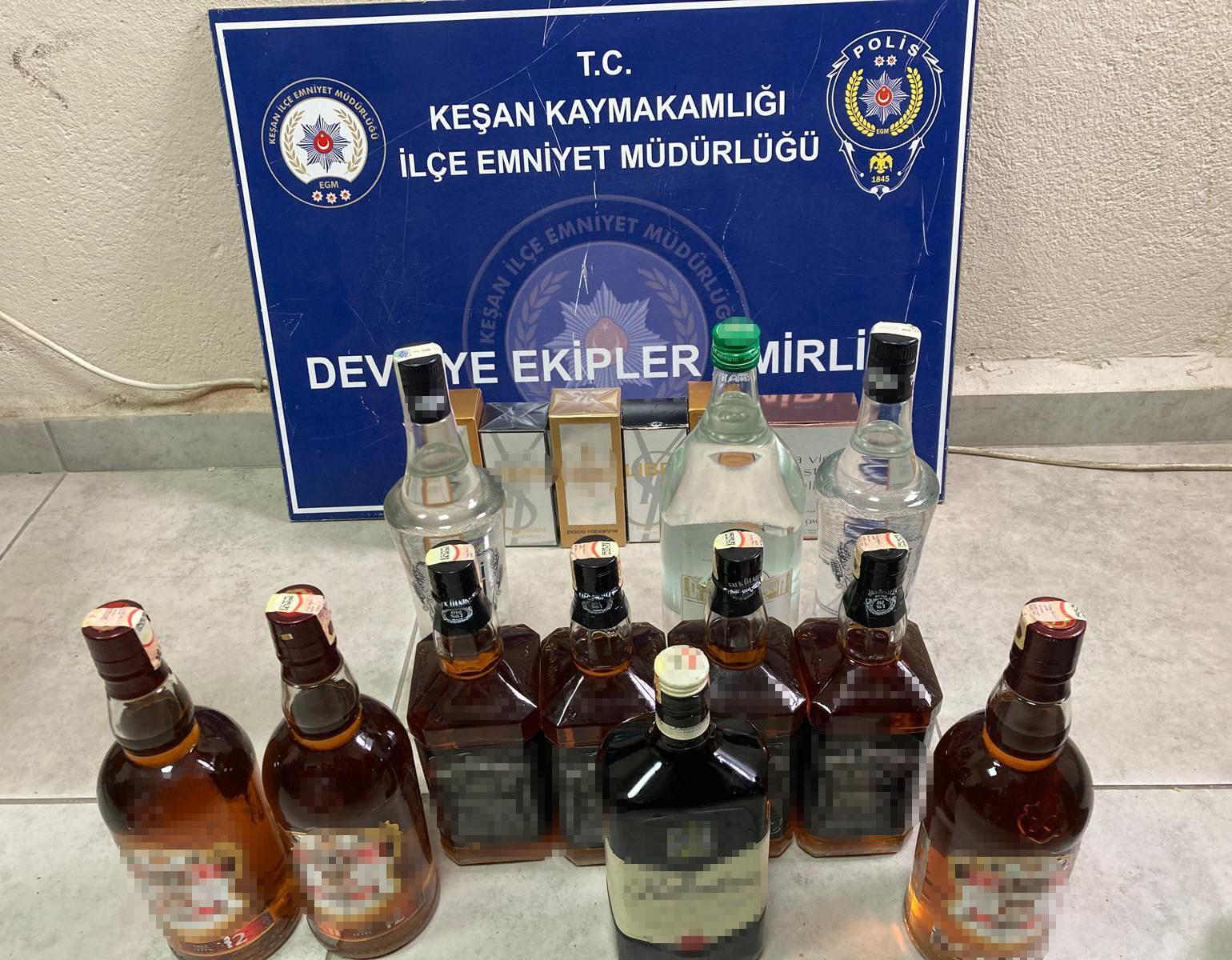Edirne’de bir araçta kaçak içki ve parfüm ele geçirildi Edirne’de bir araçta kaçak içki ve parfüm ele geçirildi