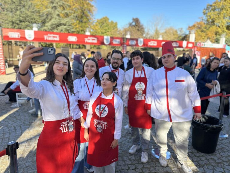Edirne’de liseli şefler, en lezzetli ‘ciğer sarma’yı yapmak için yarıştı