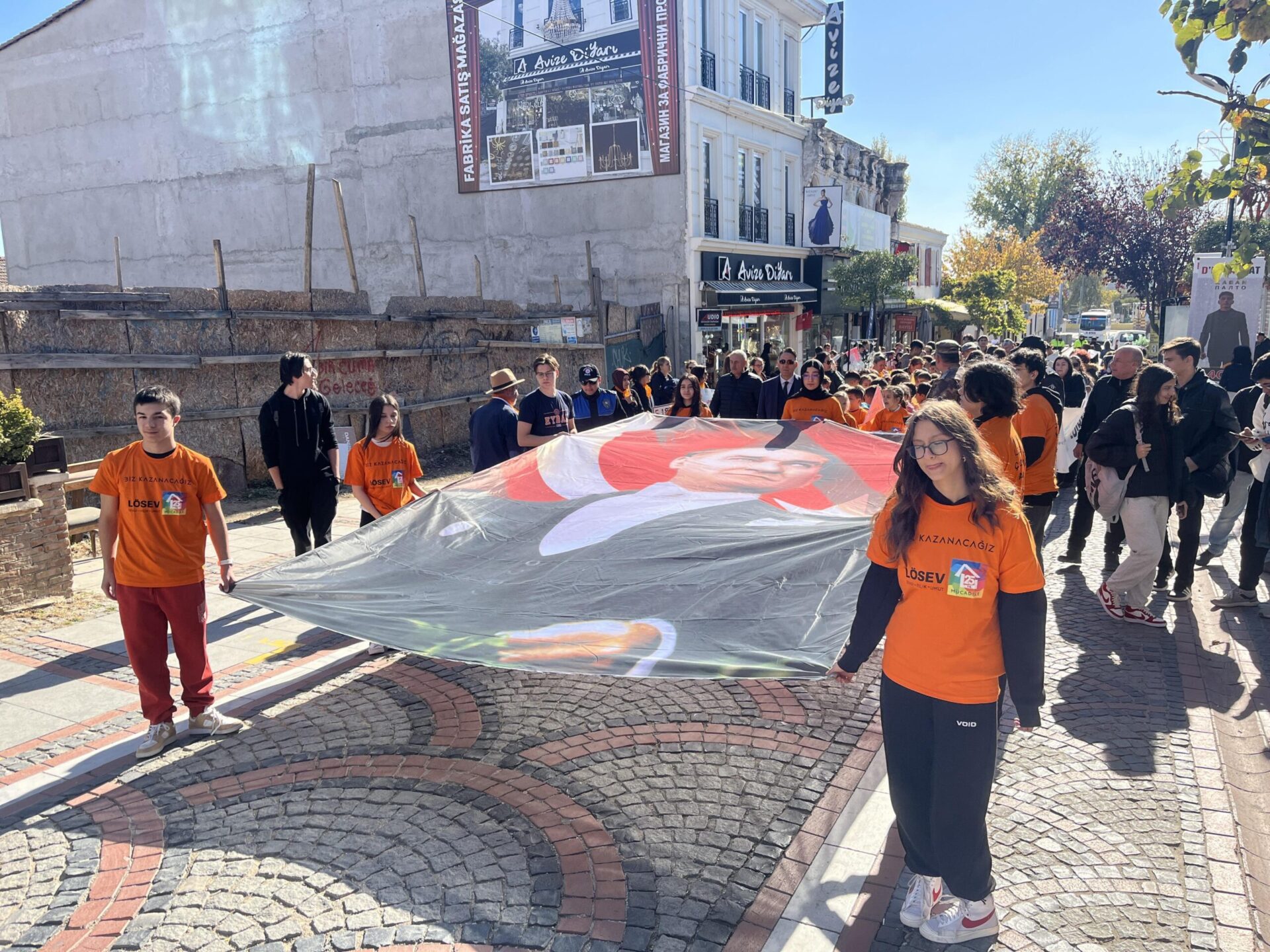 Edirne’de ‘Lösemili Çocuklar Haftası’ nedeniyle farkındalık yürüyüşü_672a333a78ee1.jpeg