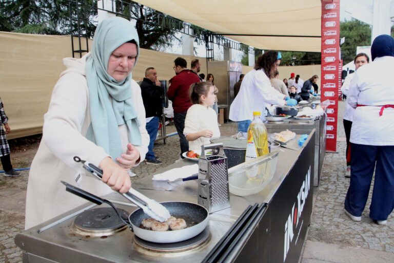 Edirne’de minik aşçılar, anneleriyle birlikte en lezzetli köfteyi yapmak için yarıştı