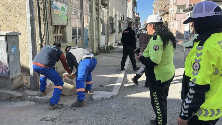 Edirne’de trafik akışı ve yayaların geçişini engelleyen dubalar toplandı