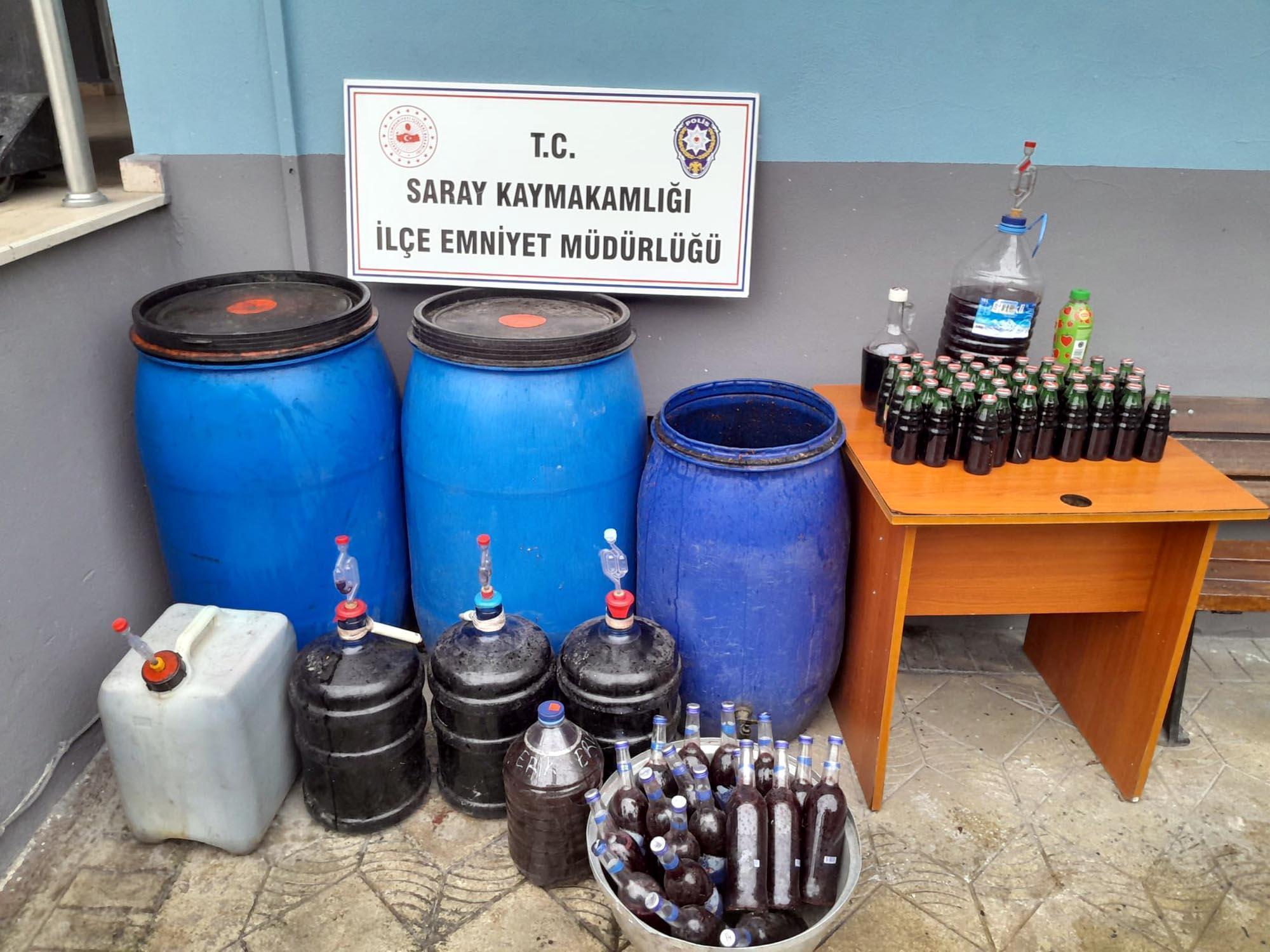 Evinde sahte içki üreten şüpheli gözaltında Evinde sahte içki üreten şüpheli gözaltında