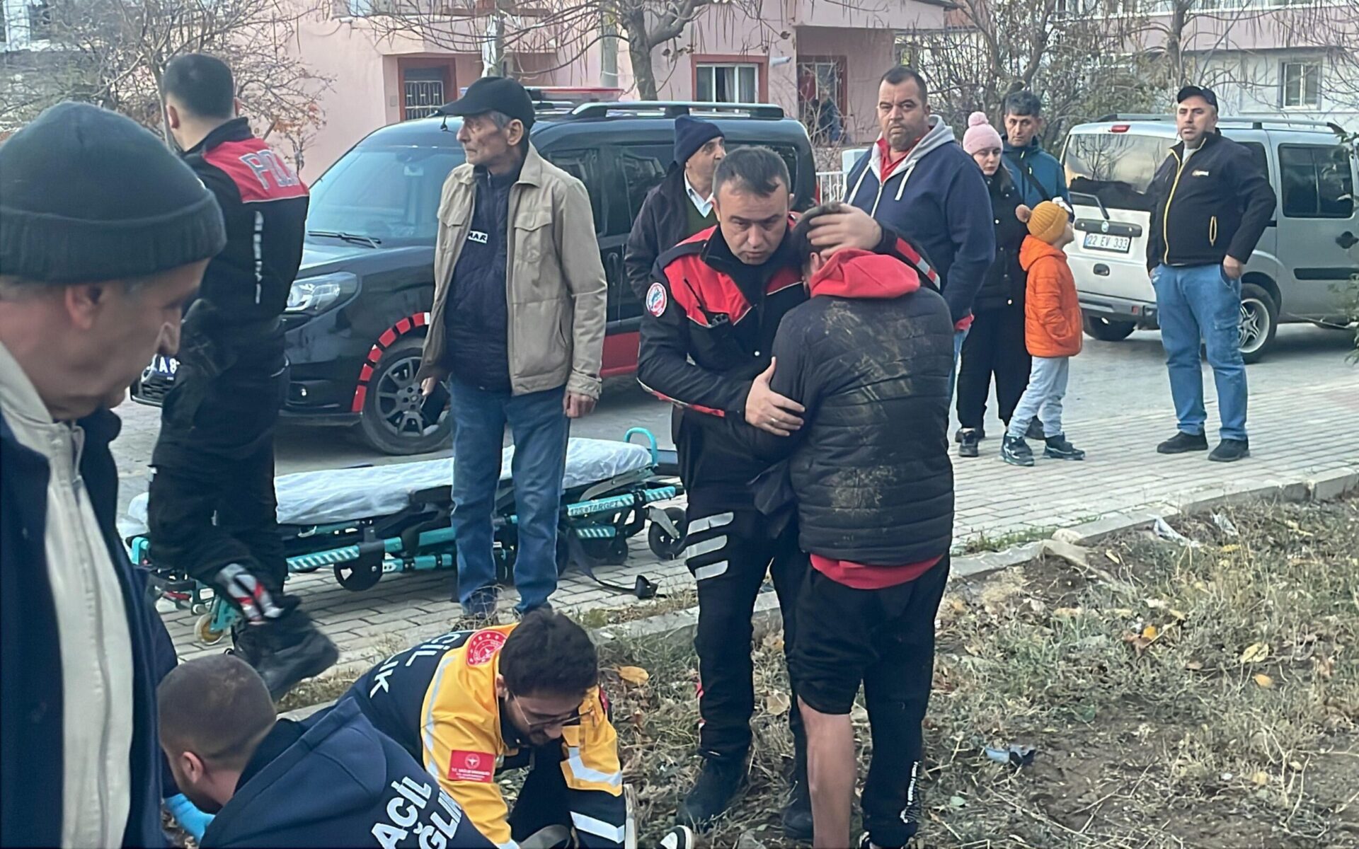Kazada yaralanan kız arkadaşına müdahale edilirken polise sarılıp ağladı Kazada yaralanan kız arkadaşına müdahale edilirken polise sarılıp ağladı