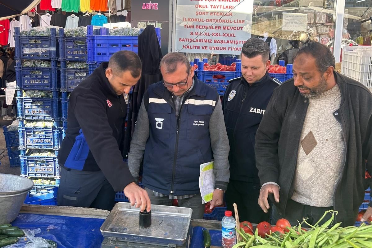 Semt Pazarlarında Ölçü ve Tartı Kontrolleri Devam Ediyor Semt Pazarlarında Ölçü ve Tartı Kontrolleri Devam Ediyor