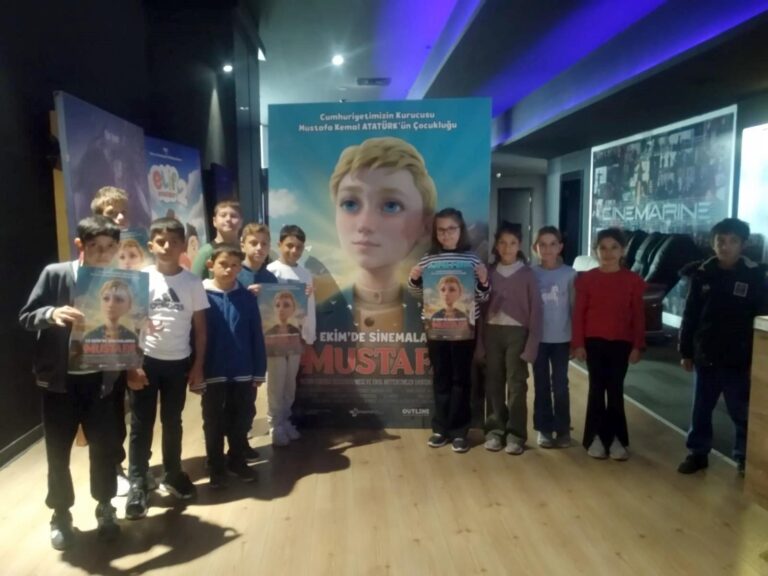 Sınıf başkanlığını kazanan Ömer, arkadaşlarını ‘Mustafa’ filmine götürdü