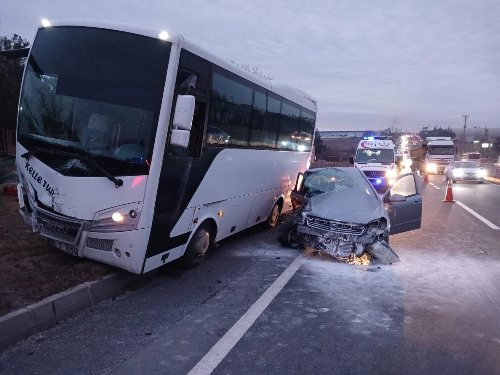 Takla atan otomobil, servis midibüsüyle çarpıştı: 1 ölü, 5 yaralı Takla atan otomobil, servis midibüsüyle çarpıştı: 1 ölü, 5 yaralı