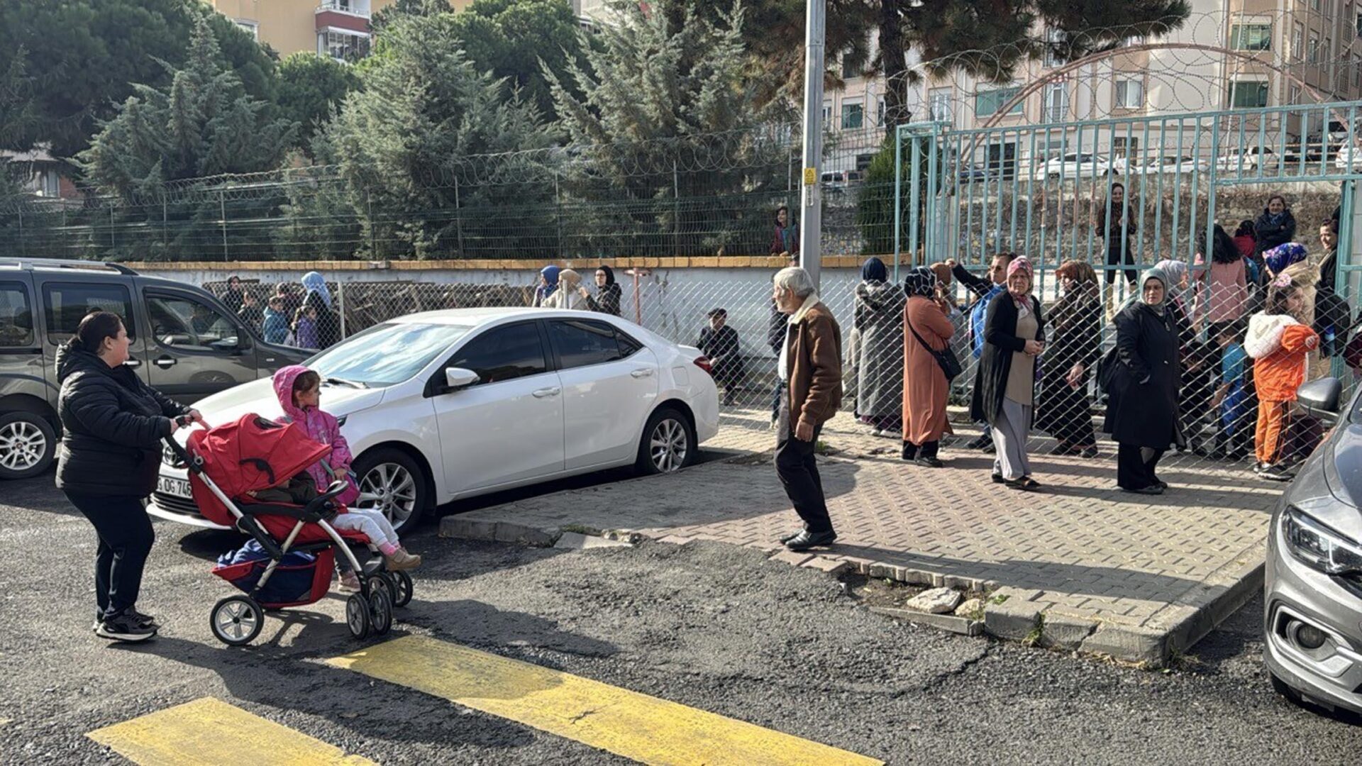 ‘Tapulu arazim’ deyip sokağı tel örgüyle kapattı ‘Tapulu arazim’ deyip sokağı tel örgüyle kapattı