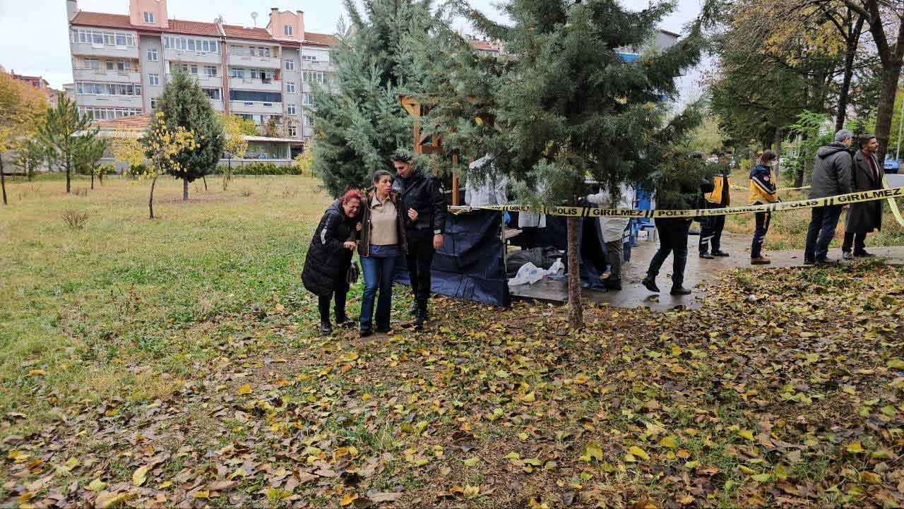 Tedavi için hastaneye giderken parkta öldü Tedavi için hastaneye giderken parkta öldü