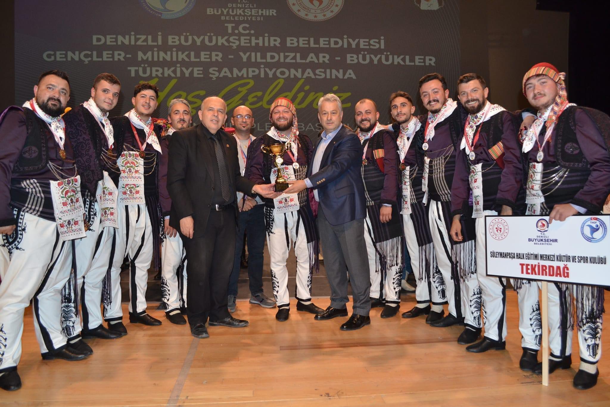 Tekirdağ ekibi, halk oyunları yarışmasında Türkiye birincisi oldu Tekirdağ ekibi, halk oyunları yarışmasında Türkiye birincisi oldu