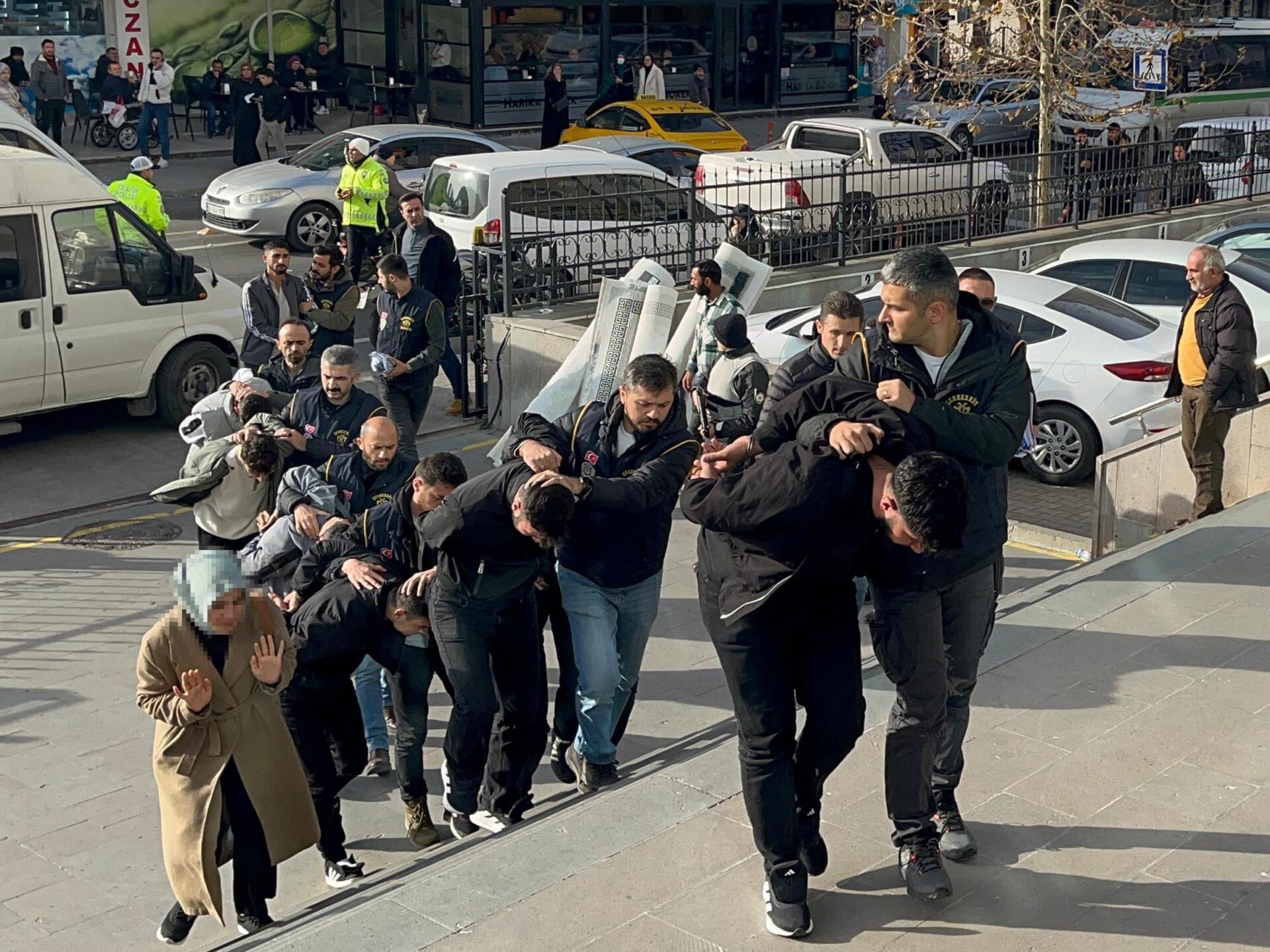 Tekirdağ merkezli 4 ilde telefon dolandırıcılarına operasyon; 8 gözaltı Tekirdağ merkezli 4 ilde telefon dolandırıcılarına operasyon; 8 gözaltı