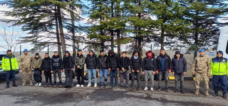 Tekirdağ’da 12 kaçak göçmen ile 1 organizatör yakalandı