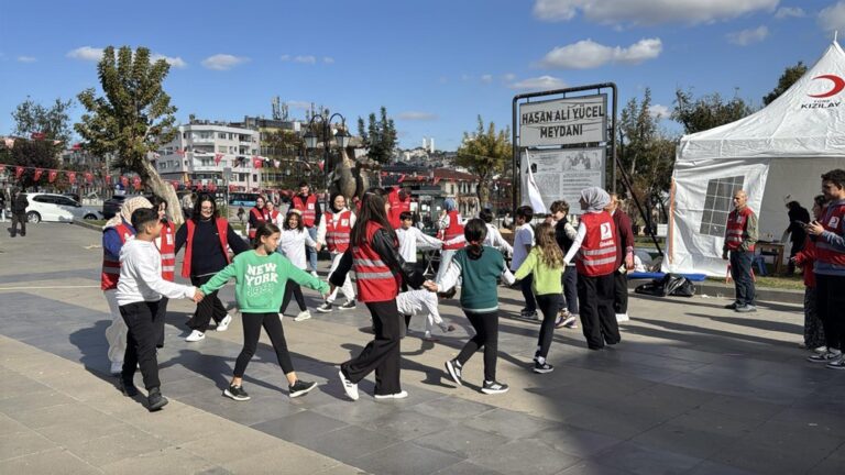 Tekirdağ’da çocuklar Kızılay Sokağı’nda eğlendi