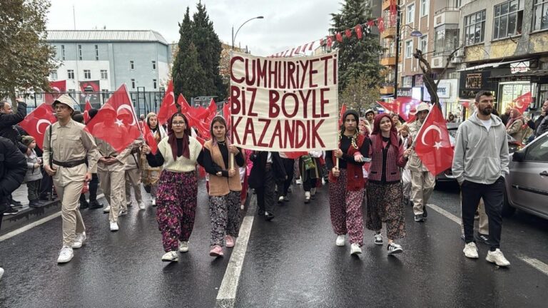 Tekirdağ’ın kurtuluşunun 102’nci yılı nedeniyle kortej yürüyüşü
