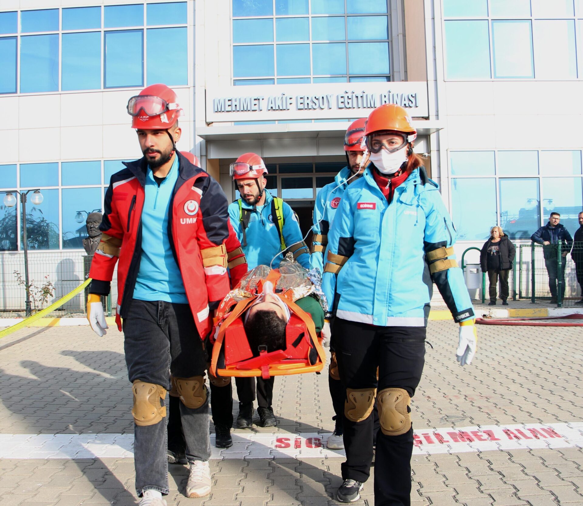 Trakya Üniversitesi’nde deprem tatbikatı Trakya Üniversitesi’nde deprem tatbikatı