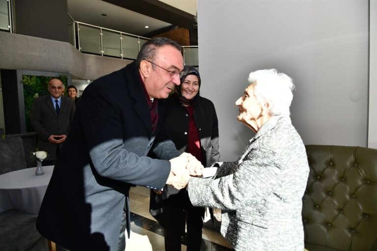 Vali Soytürk ve Nurdan Soytürk Öğretmenler Günü Münasebetiyle  Emekli Öğretmen Adalı İle Bir Araya Geldi