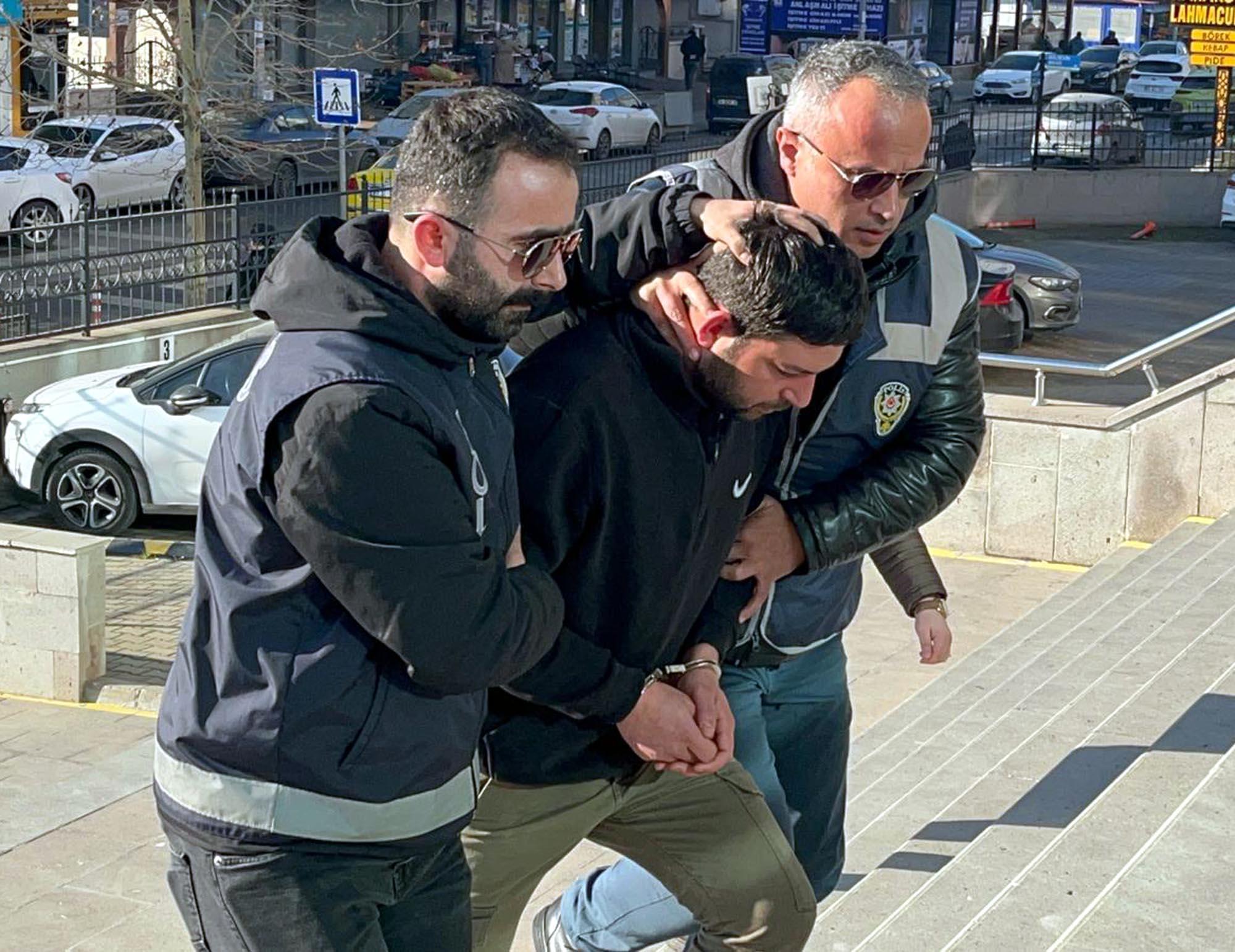 127 yıl kesinleşmiş hapis cezası bulunan firari hükümlü yakalandı 127 yıl kesinleşmiş hapis cezası bulunan firari hükümlü yakalandı