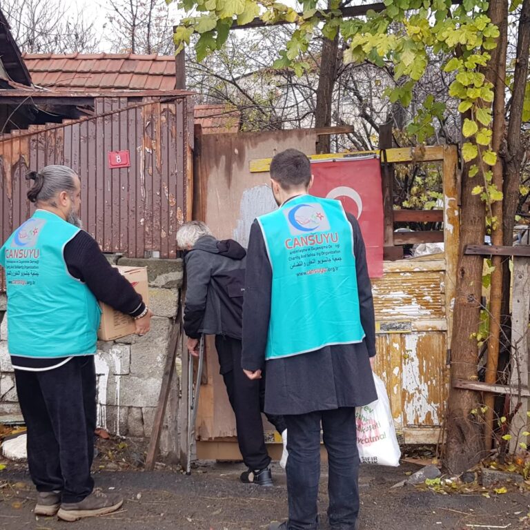 Evi Yanan Vatandaşa Cansuyu