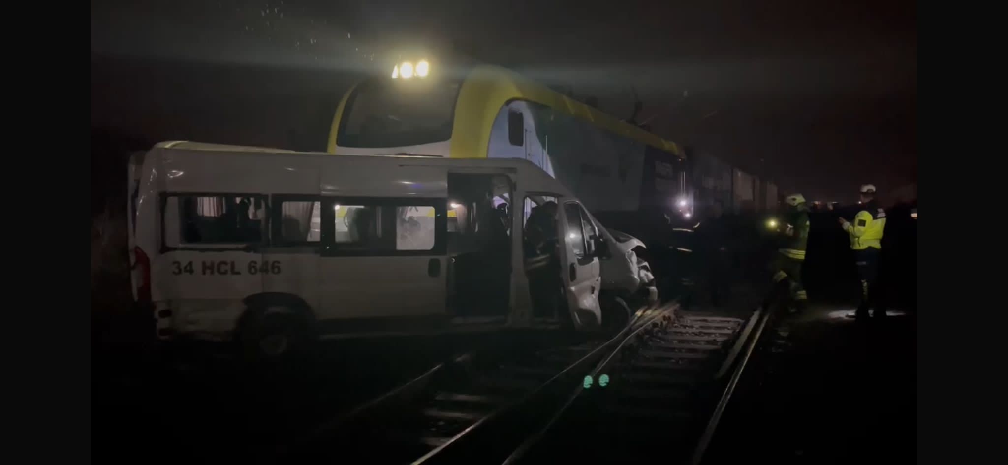 Tren, Yolcu Minibüsüne Çarptı: 4 Yaralı Tren, Yolcu Minibüsüne Çarptı: 4 Yaralı