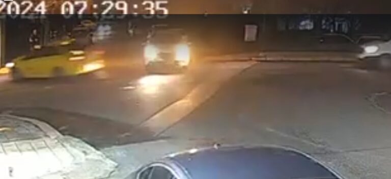 Kaza Anı Kamerada: Taksi Savruldu, 1 Hafif Yaralı