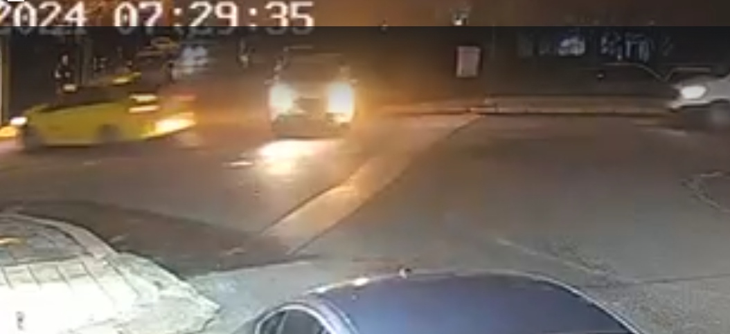 Kaza Anı Kamerada: Taksi Savruldu, 1 Hafif Yaralı Kaza Anı Kamerada: Taksi Savruldu, 1 Hafif Yaralı