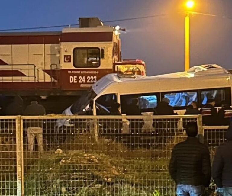 Yük Treni İşçi Servisine Çarptı: 2 Yaralı