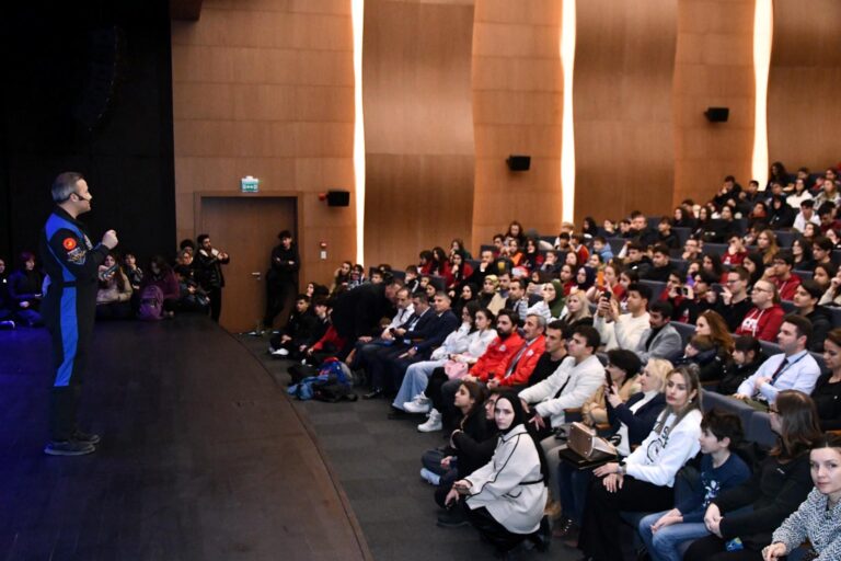 Alper Gezeravcı, Çanakkale’de öğrencilerle buluştu(2) | Çorlu’da Haber