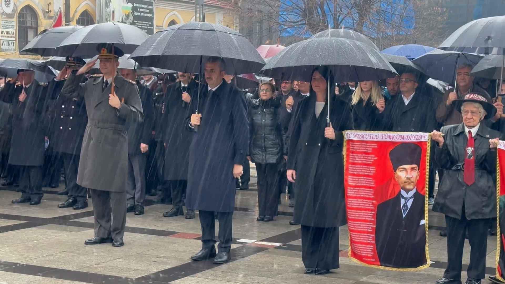 Atatürk’ün Edirne’ye gelişinin yıl dönümü yağmur altında kutlandı Atatürk’ün Edirne’ye gelişinin yıl dönümü yağmur altında kutlandı