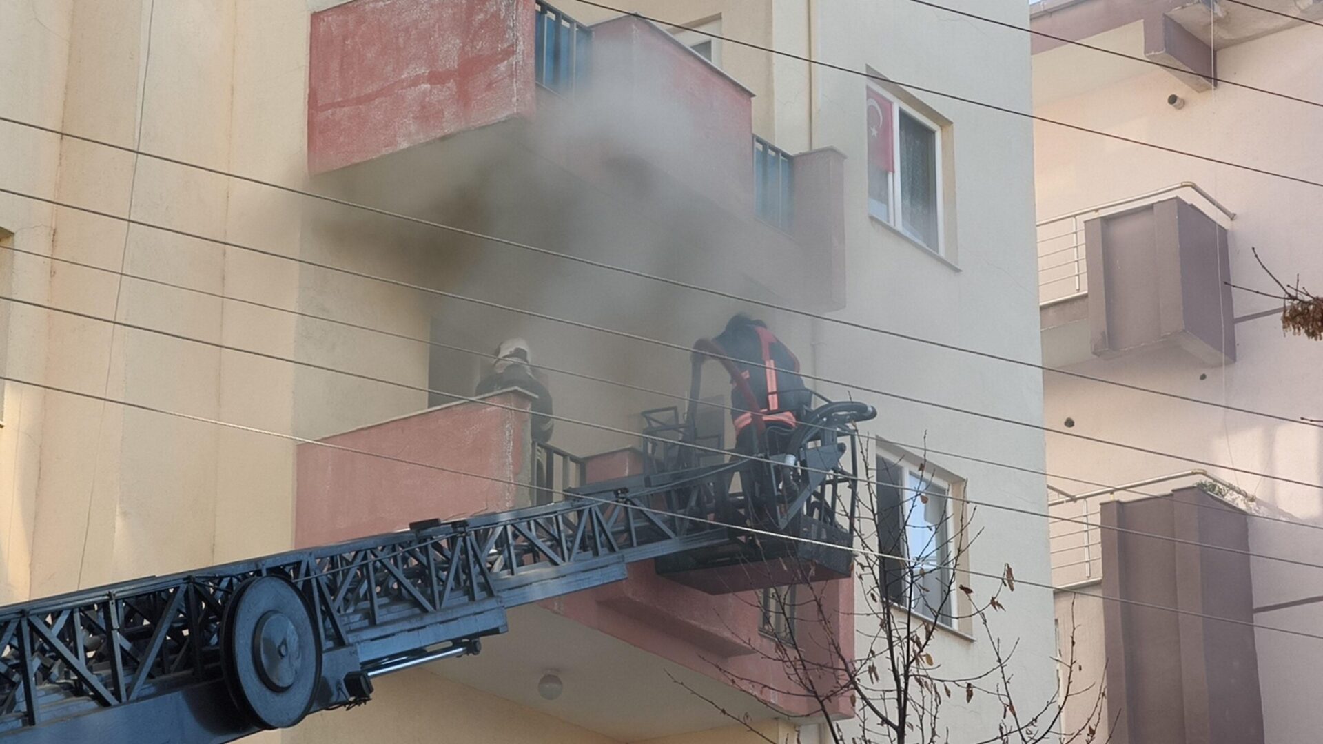 Çakmakla oynayan çocuk yangın çıkardı, 2 kişi dumandan etkilendi Çakmakla oynayan çocuk yangın çıkardı, 2 kişi dumandan etkilendi