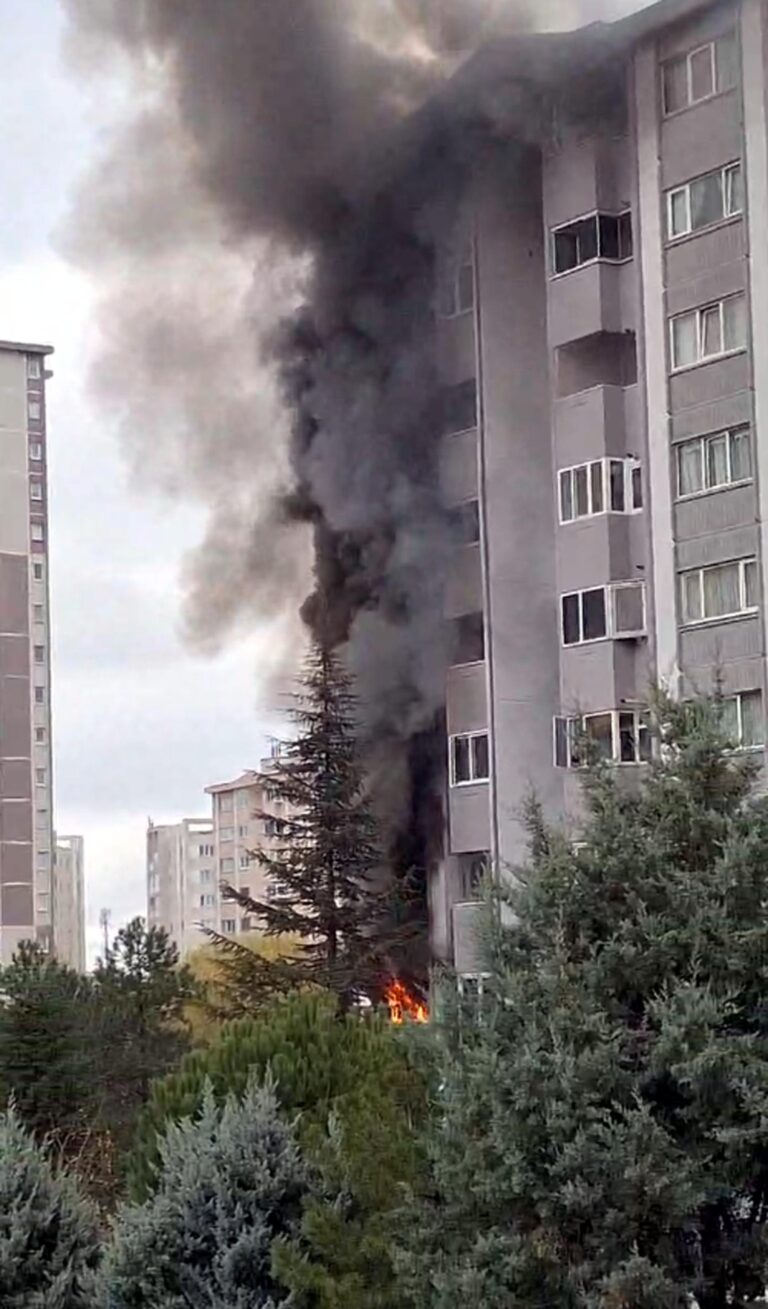 Çorlu’da ev yangını; anne ile oğlu yaralandı