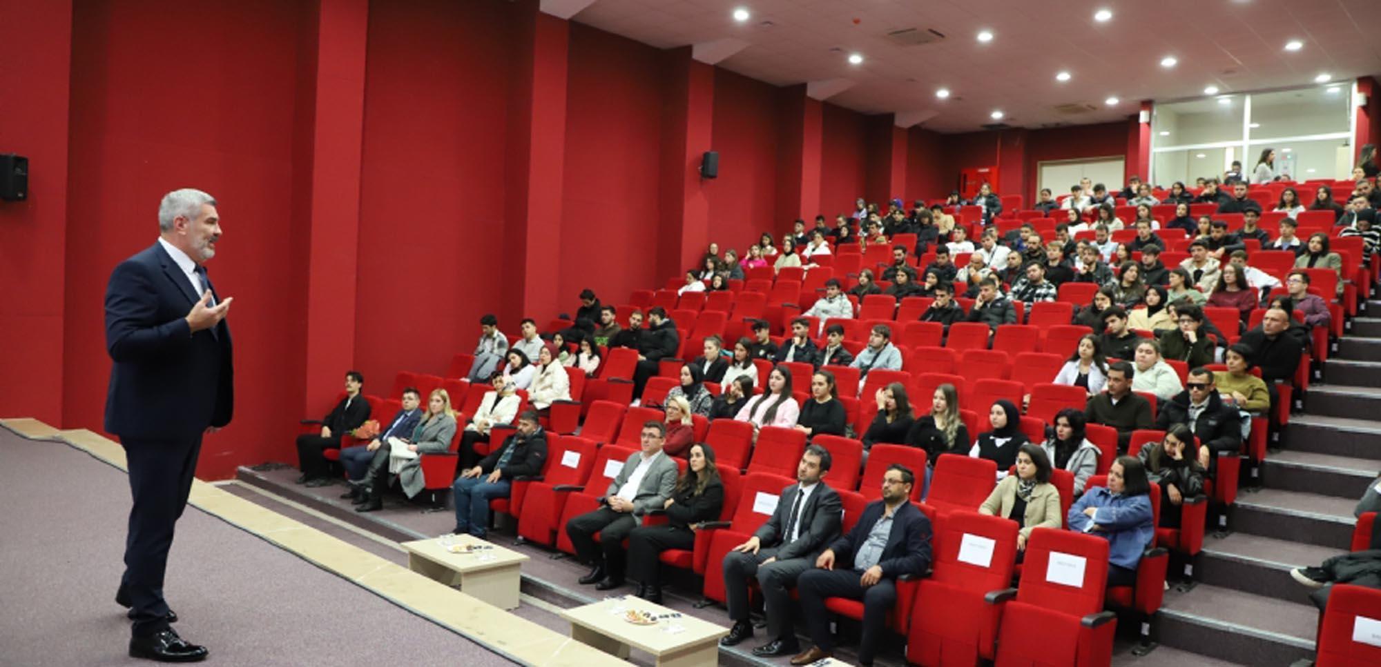 ÇTSO Başkanı Çetin, üniversite öğrencilerine iş hayatını anlattı ÇTSO Başkanı Çetin, üniversite öğrencilerine iş hayatını anlattı