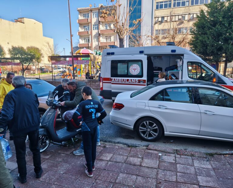 Devrilen motosikletin ehliyetsiz ve kasksız sürücüsü yaralandı