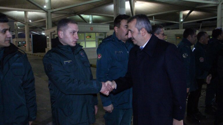 Edirne Valisi Sezer, yılbaşında nöbet tutan kamu personelinin yeni yılını kutladı