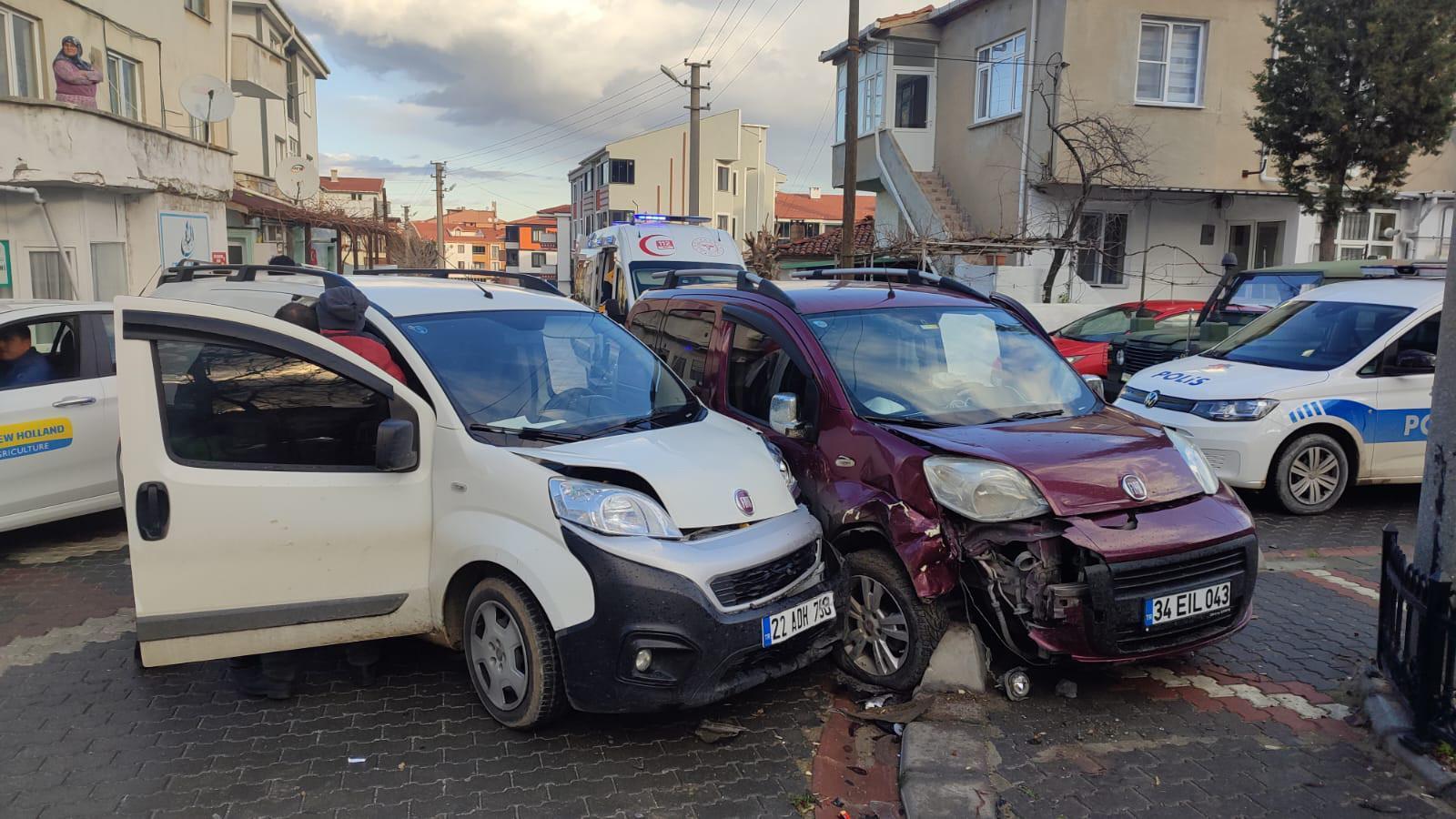 Edirne’de 2 araç çarpıştı, baba-oğul yaralandı Edirne’de 2 araç çarpıştı, baba-oğul yaralandı