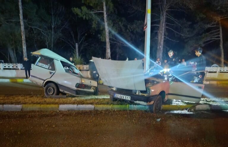 Edirne’de aydınlatma direğine çarpıp ikiye bölünen otomobildeki 2 kişi ağır yaralandı
