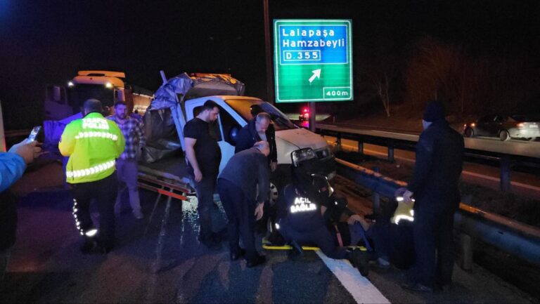 Edirne’de hafriyat kamyonu ile kamyonet çarpıştı: 2 yaralı