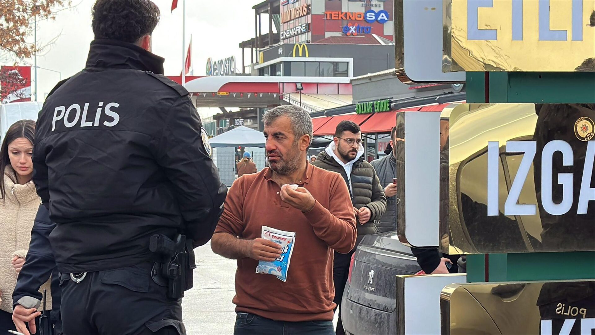 Edirne’de iki komşu esnafın kavgası; 1 yaralı, 4 gözaltı Edirne’de iki komşu esnafın kavgası; 1 yaralı, 4 gözaltı