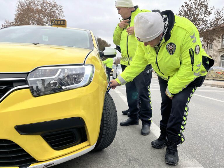 Edirne’de ticari araçlara yönelik ‘kış lastiği’ denetimi yapıldı