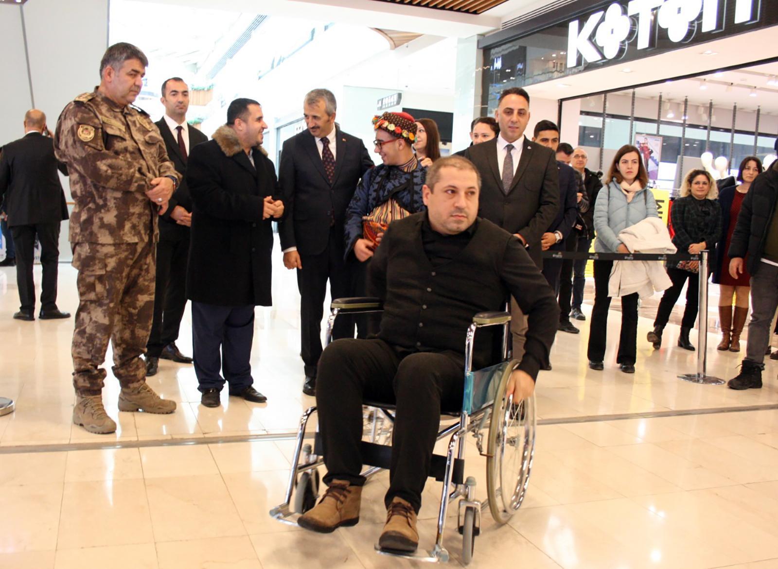 Edirne’de vatandaşlar, bedensel engellilerin yaşadığı zorlukları deneyimledi Edirne’de vatandaşlar, bedensel engellilerin yaşadığı zorlukları deneyimledi